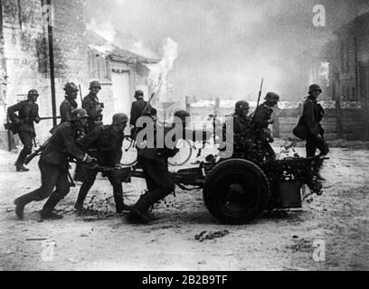 Deutsche Infantrymen setzten während der Kämpfe um Dünkirchen einen 3. 7-cm-Pak 36 in Position. Wahrscheinlich handelt es sich um Soldaten des 54th Infantry Regiment, die die Stadt stürmten. Stockfoto