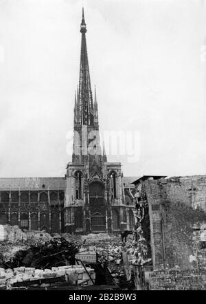 Blick auf den Dom der Stadt, nachdem er von der deutschen Wehrmacht erobert wurde. Stockfoto
