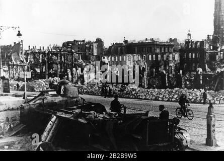 Ruinen nach den Kämpfen beim Vormarsch der deutschen Truppen. Im Vordergrund steht ein abgeschossene französische Panzerung. Foto: Schulze Stockfoto