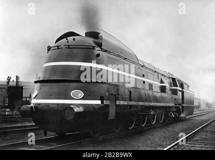 Eine Schnellzuglok mit Stromlinien-Karosserie aus dem Jahr 1939, damals die leistungsstärkste Dampflok der Deutschen Eisenbahn mit 120 km/h Höchstgeschwindigkeit, für D-Zug (Schnellzüge). Sie wurde von der Lokomotivfabrik Friedrich ThyssenKrupp AG in Essen gebaut. Stromlinienförmige Dampfloks vor 1945, Lokomotiven: Historisch, Eisenbahn Stockfoto