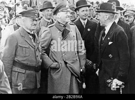 Das Gespräch führen die Generaloberst der Bundeswehr, Kurt von Schleicher und Franz von Papen. Franz von Papen wurde ein Jahr später zum Vizekanzler im 1. Kabinett Adolf Hitlers ernannt. Stockfoto