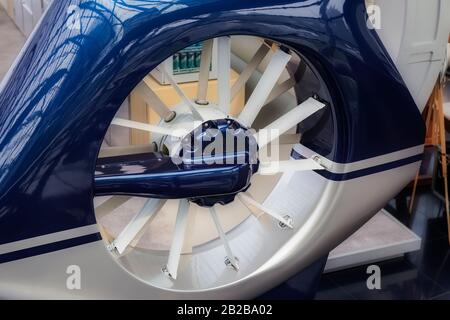 Heckpropeller von Helikopter, silber und dunkelblau. Ausstellung des Verkehrs Stockfoto