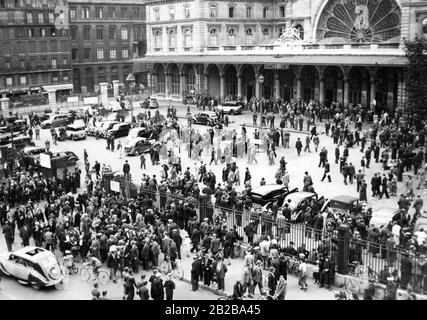 Reservisten versammeln sich vor dem Gare de l'EST in Paris. Die Mobilisierung französischer Soldaten erfolgte im zuge der Sudetenkrise 1938. Stockfoto