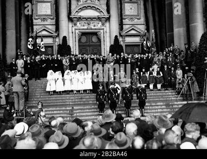 Nach dem Gottesdienst im Berliner Domreich spricht Bischof Ludwig Müller vor der wartenden Menge. Stockfoto