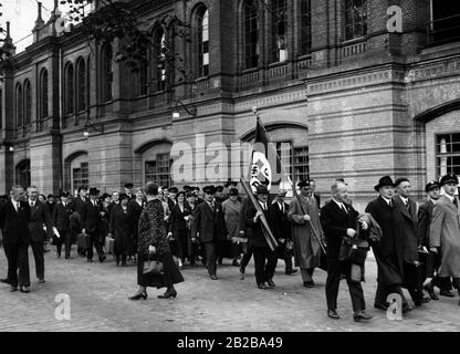 200 Deutsche Saar verlassen den Bahnhof Zoo in Berlin. Sie nehmen an einem Treffen der "Deutschen Christen" im Berliner Sportpalast Teil. Stockfoto