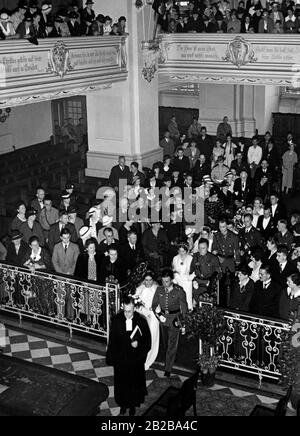 Eintritt der brautpaare: Am Gedenktag des Todes von Königin Luise fand wie jedes Jahr die Heirat der "Luise Brides" in der Garnisonskirche in Potsdam statt. Pastor Dr. Ullrich heiratete in diesem Jahr sechs Paare. Stockfoto