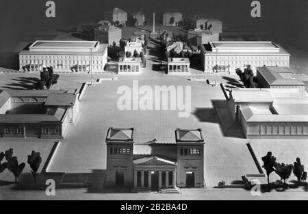 Modell des Münchner Koenigsplatzes mit den beiden Ehrentempeln (Ehrentempel), Fuhrerbau und dem Verwaltungsgebäude der NSDAP. Auf der linken Seite befindet sich die Glyptothek, auf der rechten Seite die neue Staatsgalerie, auf der Vorderseite die Propyläa. Hinten befindet sich der Karolinenplatz mit Obelisk. Stockfoto