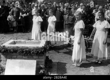 Weiß gekleidete Mädchen tragen die Kapsel zum Grundstein. Bei der Grundsteinlegung für die neue Kirche in Berlin-Haselhorst hielt Reichsaußenminister Ludwig Müller die Weiherede. Stockfoto