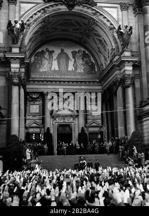 Reichsaußenminister Ludwig Müller verlässt den Berliner Dom und wird von der wartenden Menge mit dem Nazi-Salut begrüßt. Stockfoto