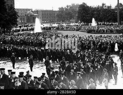 Amtsantritt des Reichsaußenministers Ludwig Müller am 23.09.1934. Die Geistlichkeit geht in den Berliner Dom. Viele Zuschauer haben sich versammelt. Stockfoto