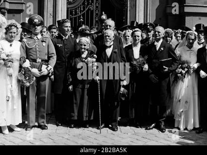 Ein Diamant und ein silbernes Bruderpaar inmitten der Luise Bräute.Am Gedenktag des Todes von Königin Luise fand die Heirat der "Luise Brides" wie jedes Jahr am 19. Juli in der Garnisonskirche in Potsdam statt. 1937 waren 13 Paare verheiratet. Stockfoto