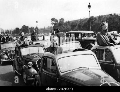 In Paris werden freiwillige Frauen für die Luftverteidigung ausgebildet. Das Foto zeigt eine Versammlung von Freiwilligen in Autos auf dem Platz vor dem Dome des Invalides, die auf das Abfahrsignal warten. Stockfoto