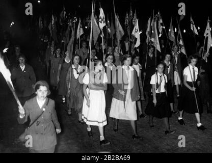 März deutscher Mädchen mit Hakenkreuzfahnen während einer Kundgebung der evangelischen Jugend für Reichsaußenminister Ludwig Müller im Berliner Lustgarten. Stockfoto