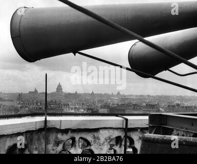 In der Kirche St. Germain l'Auxerrois wurden Sirenen als Frühwarnsystem für herannahende feindliche Flugzeuge installiert. Der Hintergrund des Bildes zeigt unter anderem ein Panorama von Paris mit Blick auf die Les Invalides. Stockfoto