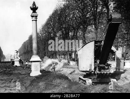 Auf vielen Grünflächen in Paris werden unterirdische Schutzräume für den Fall von Luftangriffen errichtet. Das Bild zeigt im Hintergrund das Palais du Luxembourg und das Gebäude des französischen Senats. Das Bild wurde vor dem Observatoire de Paris aufgenommen. Stockfoto