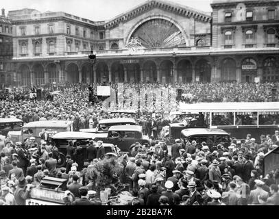 Reservisten versammeln sich vor dem Gare de l'EST in Paris. Die Mobilisierung französischer Soldaten erfolgte infolge der Sudetenkrise 1938. Stockfoto