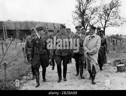 Adolf Hitler und sein Gefolgsmann besuchten französische Befestigungen der Maginot-Linie. In der ersten Reihe Luftwaffenadjutant Nicolaus von Below, Wilhelm Keitel, Hans Heinrich Lammers, Adolf Hitler. Rechts hinter Hitler steht Kurt Dalugue. Zwischen Lammers und Hitler, Heinrich Himmler (im Profil). Links Martin Bormann. Stockfoto