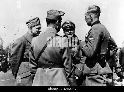 Invasion der Niederlande 1940: Bild zeigt Männer der Leibstandarte-SS Adolf Hitler, die mit niederländischen Offizieren in Rotterdam die Kapitulation verhandelten. Stockfoto