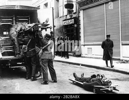 Mobilisierung in Frankreich in den letzten Friedenswochen vor dem Zweiten Weltkrieg. Das Bild zeigt Luftverteidigungsübungen in Paris. Eine Demonstration des Transports von gasvergifteten und verletzten Menschen. Stockfoto