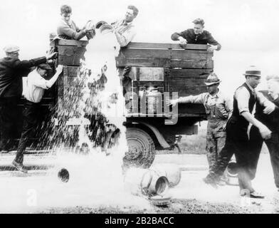 Weltwirtschaftskrise: Bauern vernichten Milch, um einen besseren Preis zu bekommen. Stockfoto