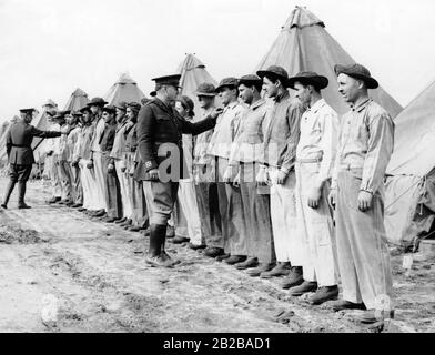 Civilian Conservation Corps (Programm zur Schaffung von Arbeitsplätzen): Roosevelt Forest Army zur Wiederaufforstung steht in Reihe. Stockfoto