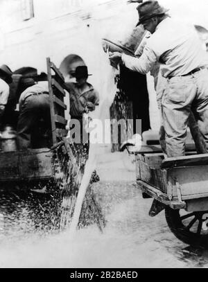 Weltwirtschaftskrise: Bauern vernichten Milch, um einen besseren Preis zu bekommen. Stockfoto