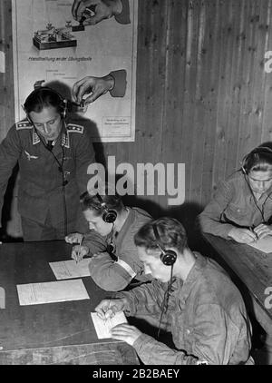 Hitler-Jugend-Mitglieder während ihres Kabelunterrichts in einem Truppenübungsplatz. Stockfoto