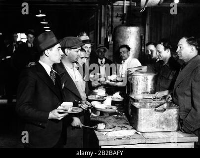 Programm zur Schaffung von Arbeitsplätzen: Neue Rekruten in Chicago erhalten Lebensmittel. Stockfoto