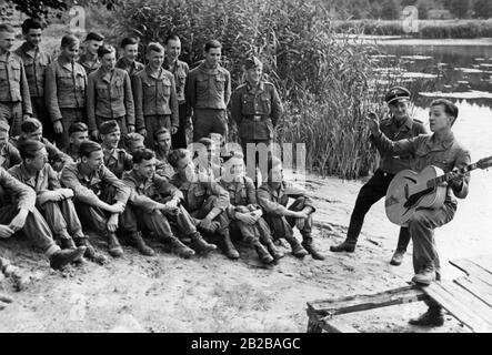 Hitler-Jugend-Mitglieder während ihrer Freizeit in einem Truppenübungsplatz. Stockfoto