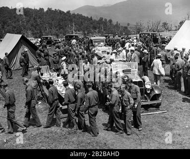 Präsident Franklin Roosevelt begrüßt Arbeiter in einem Lager Des Civilian Conservation Corps (EIN Arbeitserleichterungsprogramm). Stockfoto