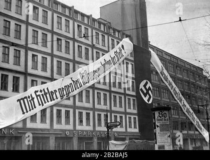 Banner für die Reichstags-Wahlen vom 12.11.1933 und das Referendum über den Austritt aus dem Völkerbund mit der Aufschrift "Mit Hitler gegen den Waffenwahn der Welt! Nie wieder ein Pakt, der unsere Ehre verletzt!" im Haus der Deutschen Arbeitsfront (heute Hermann Schlimme Haus). Stockfoto