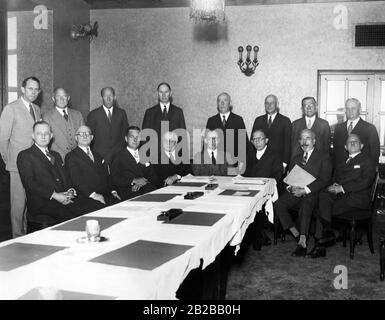 Prohibition: Konferenz des Alkoholbüros in Washington D.C., auf der die Vergiftung von kommerziellem und industriellem Alkohol (von links nach rechts) diskutiert wird: Frank M. Nonan, Fred S. Rogers, Russel R. Brown, Seymour Lowman, J.M. Doran, Henry Chatfield und Dr. Harris E. Howe sowie Dr. Ralph Merritt, Willoughby Mc Cormick, Everett Hurlburt, C. Mahlon Kline, Dr. Martin Ittner, A. Homer Smith, Frank A. Blair, Dr. S.L. Hilton und S.C. Henry. Stockfoto