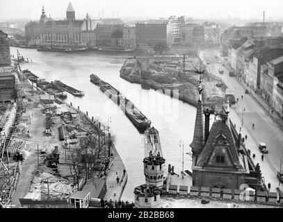 Umbaumaßnahmen am Mühlendamm in Berlin. Blick vom Sparkassen-Gebäude, das kurz nach der Aufnahme abgerissen wurde. Links der Neubau der Reichssmütze am Rolandufer. Rechts die Straße "An der Fischerinsel". Stockfoto