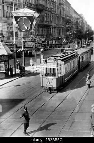 Verkehrsregelung in der Kantstraße in Berlin. Der Blick geht von der Kreuzung mit der Wilmersdorfer Straße nach Westen. Stockfoto