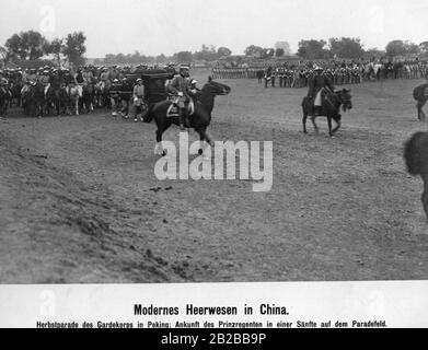 Ankunft des chinesischen Prinzregenten in einem Wurf bei der Herbstparade. Der Wurf wird von Mitgliedern des Gardecorps begleitet. Stockfoto