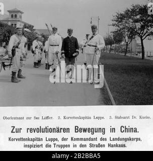 Leutnant Loeffler (links), Oberstleutnant Luppe (Mitte) und Sanitätsoffizier dr. Kneiss inspiziert die Truppe in der deutschen Kolonie in Hankou in China während der chinesischen Revolution. Stockfoto