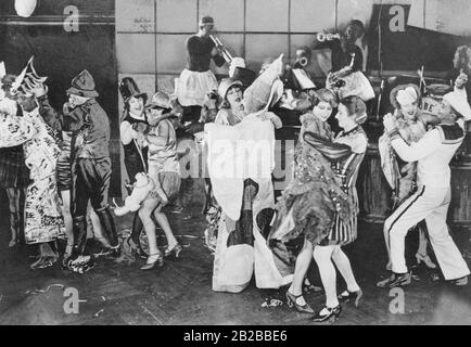 Eine 'farbige' Jazzband spielt auf der Trachtenparty der Reimann-Schule in Berlin, die zu den bekanntesten Karnevalsfeiern zählt. Stockfoto