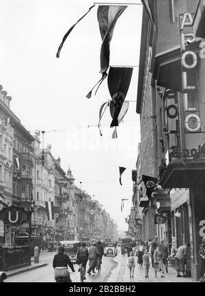 Schwenkende Reichs-Flaggen und Hakenkreuzfahnen, die 1933 durch ein Dekret von Reichspräsident Paul von Hindenburgs als gemeinsame Nationalflaggen eingeführt wurden, an der Berliner Friedrichstraße. Stockfoto