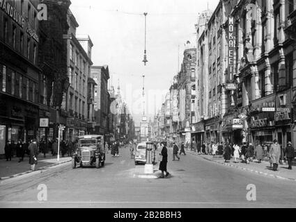 Blick von der Leipziger Straße in die Friedrichstraße in nördliche Richtung. Auf der rechten Seite befindet sich das Restaurant Moka Efti im Stadtzentrum. Stockfoto