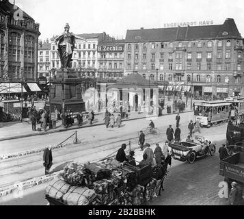 Blick auf den Alexanderplatz in Berlin. Links das Kaufhaus Hermann Tietz. Stockfoto