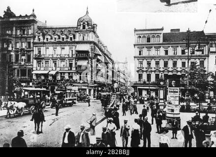 Blick auf die belebte Friedrichstraße in Berlin-Mitte. Stockfoto