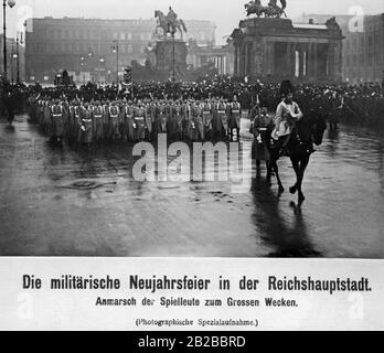 Der bandenmarsch zu den großen Wecken (eine Militärfeier) bei der Militärneujahrfeier in der kaiserlichen Hauptstadt Berlin. Stockfoto