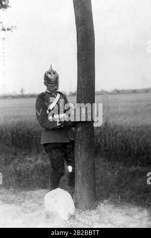 Ein Soldat des Königlich-Preussischen Telegraphenbataillons Nr. 1 auf einer Station an einem Baum. Undatiertes Foto. Stockfoto