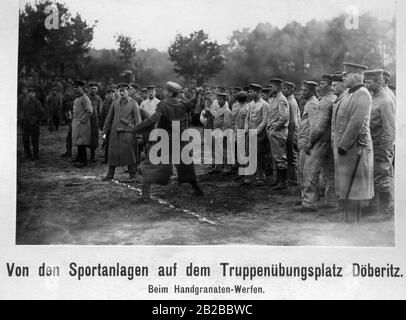 Auf den Sportanlagen des Truppenübungsplatzbereichs Doeberitz bei Berlin üben Soldaten Handgranatenwerfen. Stockfoto