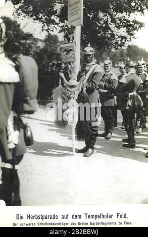 Ein afrikanisch-türkischer Halbmondträger des 1. Fußwachen-Regiments bei der Herbstparade auf dem Tempelhof-Feld in Berlin. Stockfoto