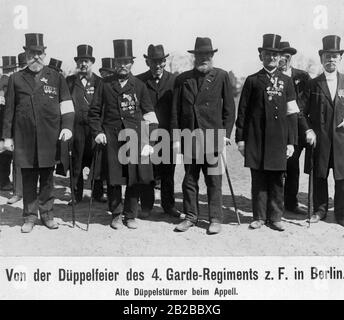 Alte Dueppelstuermer ('Dybol Stormers') beim Rollruf, anlässlich der Dueppel-Feier des 4. Garde-Regiments in Berlin. Stockfoto