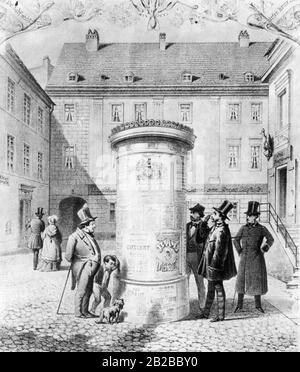 Zeichnung. Die staunenden Berliner sehen am 22. April 1854 erstmals in der Adlerstraße einen dicken Rundpfeiler, an dem die Werbeplakate des Circus Renz hängen. Ernst Litfass, ein Berliner Drucker, war auf die Idee gekommen, da es verboten war, Plakate auf die Häuser zu legen. Stockfoto