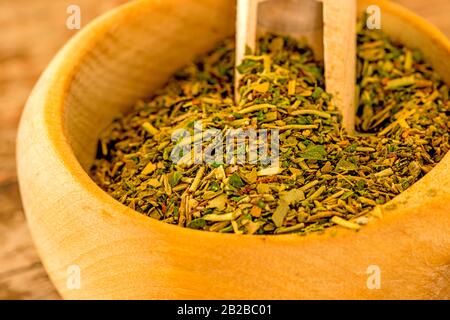 Kräuter der Provence in einer Holzschale Stockfoto