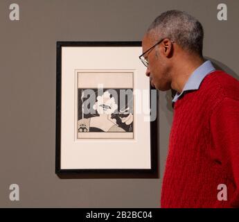 Tate Britain, London, Großbritannien. März 2020. Eine große Retrospektive mit Werken von Aubrey Beardsley (1872-98), deren subversive und sinuöse Bilder die Zuschauer über ein Jahrhundert schockierten und begeisterten, bringt 200 spektakuläre Werke zusammen, die größte Darstellung seiner Originalzeichnungen seit über 50 Jahren. Bild: Cover-Design für "The Yellow Book" Vol.1, 1894. Tate. Kredit: Malcolm Park/Alamy Live News. Stockfoto