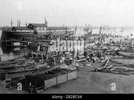 Deutsche Torpedoboote liegen im Kieler Hafen. Undatiertes Bild. Stockfoto